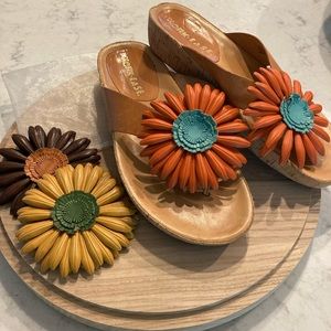 Barely worn like new Korkease Sandals with three floral accessories sz 8